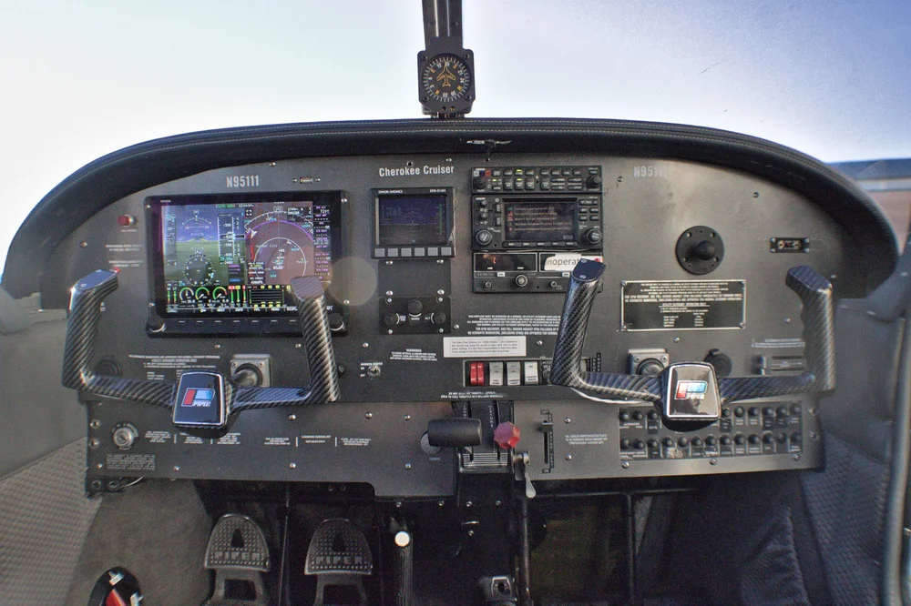 Piper PA-28 Cherokee Cruiser cockpit